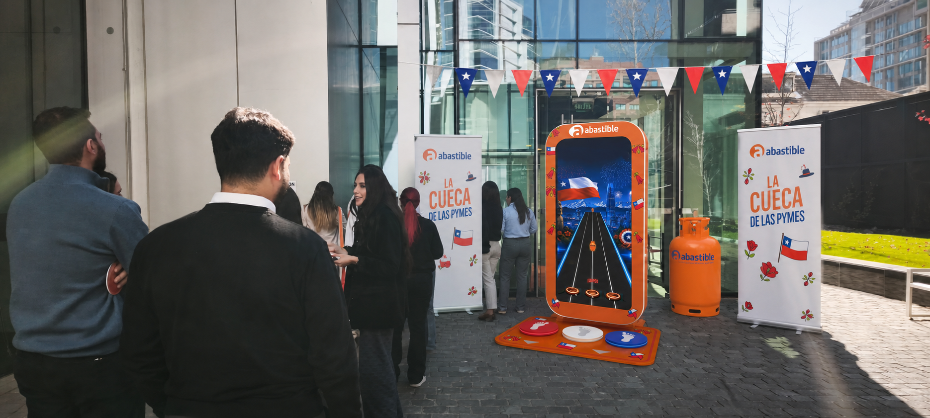 Acceso exterior del casino Abastible brandeado para La Cueca de las Pymes con zona de juego