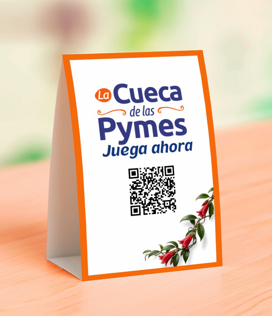 Table tent La Cueca de las Pymes con QR sobre una mesa del casino